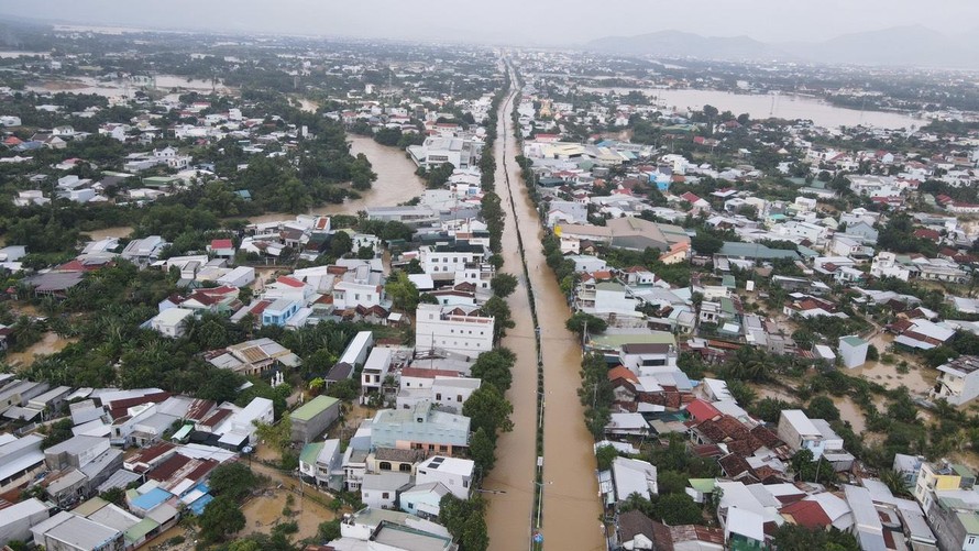 Đường phố, nhà cửa người dân Nha Trang chìm ngập trong nước lũ