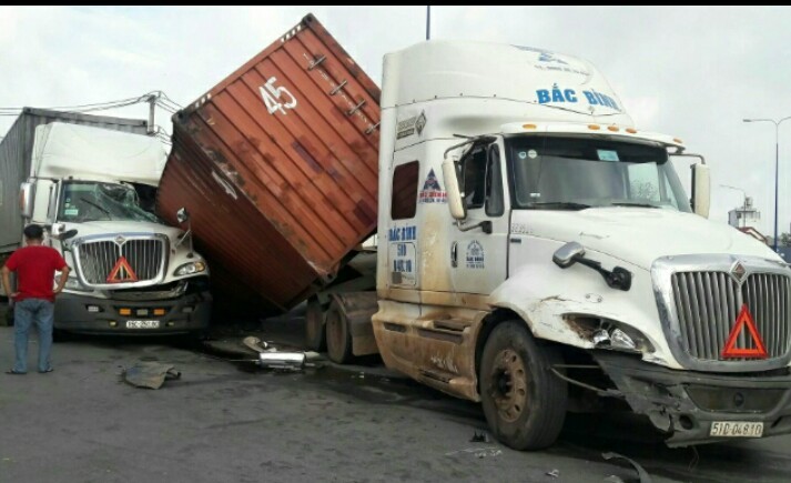 2 container đâm 'dồn toa', tài xế may mắn thoát chết 