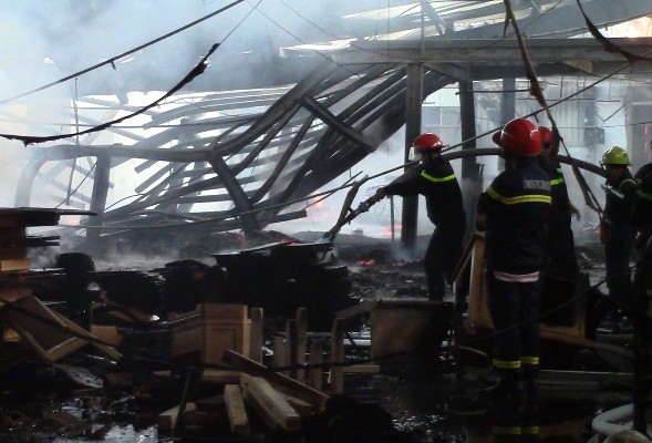 Công ty gỗ phát cháy dữ dội, công nhân chạy tán loạn