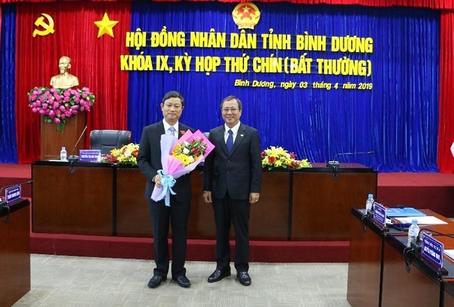 Ông Võ Văn Minh (bìa trái) tân Chủ tịch HĐND tỉnh Bình Dương.