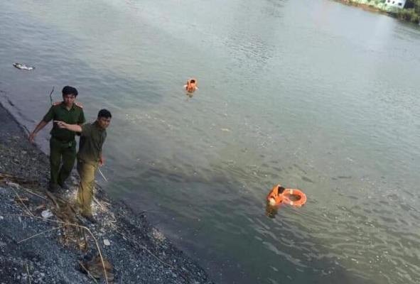 Rủ nhau tắm sông, 3 học sinh mất tích