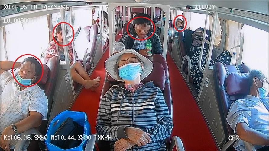 Hình ảnh được trích xuất từ camera hành trình của một xe khách cho thấy nhiều hành khách chưa đeo khẩu trang hoặc đeo không đúng cách.