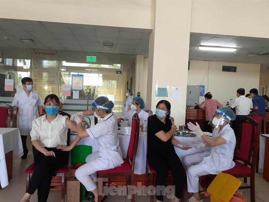 Ngày 31/5, Bắc Giang tổ chức tiêm vắc-xin cho cán bộ, công chức, viên chức có nguy cơ cao.