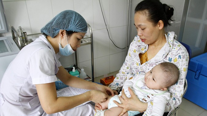 Tiêm vắc-xin cho trẻ tại phòng tiêm chủng thuộc Trung tâm Y tế dự phòng 70 Nguyễn Chí Thanh - Hà Nội. Ảnh: Ngọc Châu.