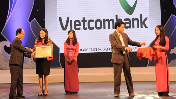 Vietcombank hỗ trợ hơn 30 tỷ đồng cho Quỹ hỗ trợ miền Trung