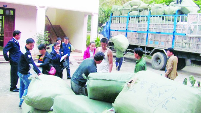Kiểm đếm số hàng do PC46 công an Lạng Sơn bắt giữ tại Dốc Quýt (huyện Cao Lộc). Ảnh: Duy Chiến.