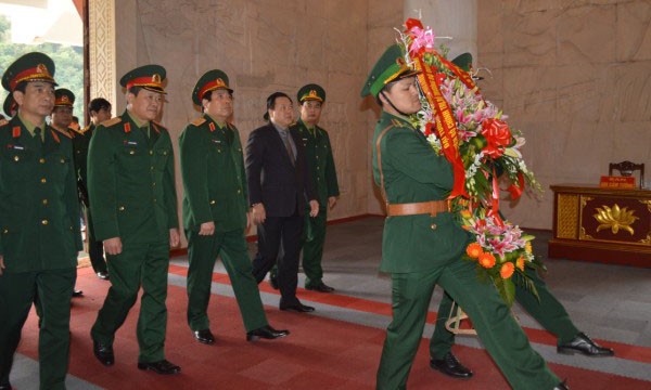 Đại tướng Phùng Quang Thanh và đoàn công tác, lãnh đạo tỉnh dâng hoa, hương tại Đền thờ Chủ tịch Hồ Chí Minh, Khu di tích Quốc gia đặc biệt Pác Bó. Ảnh: Báo Cao Bằng.
