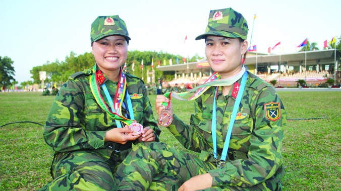Thiếu úy Phạm Thị Hà (phải) cùng đồng đội. Ảnh: Duy Ngợi.