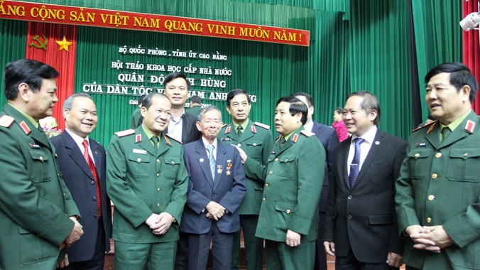 Đại tướng Phùng Quang Thanh với đại biểu dự Hội thảo cấp nhà nước về quân đội.. Ảnh: Quan Trang. TTXVN.