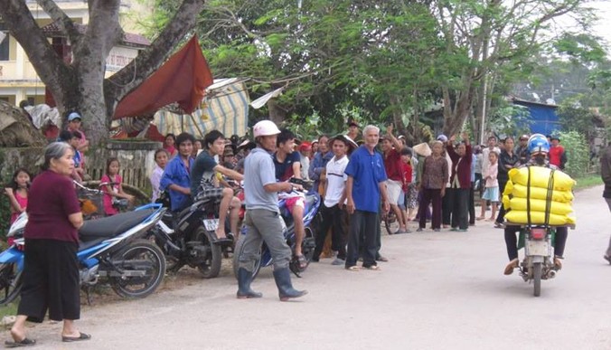 Người dân, phụ huynh xã Hương Bình tập trung trước cổng trường THCS.