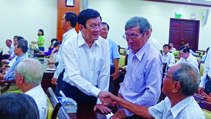 Chủ tịch nước Trương Tấn Sang tiếp xúc cử tri tại TPHCM. Ảnh: PV.