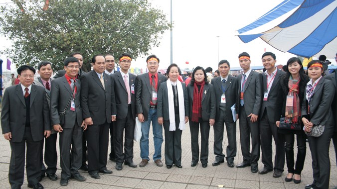 Phó Chủ tịch nước Nguyễn Thị Doan với cán bộ Hội tại Lễ hội Xuân hồng 2011.