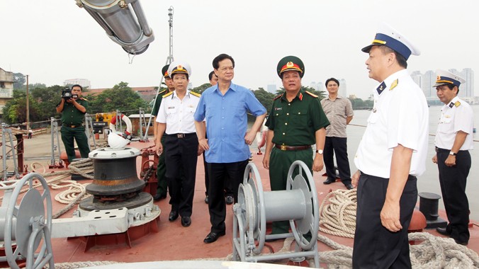 Thủ tướng Nguyễn Tấn Dũng thị sát tàu tên lửa Molniya. Ảnh: Đoàn Bắc.