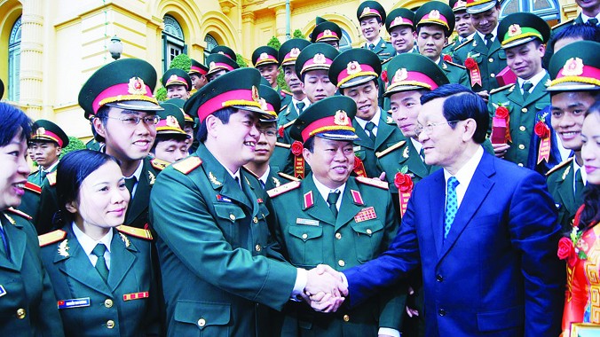 Chủ tịch nước Trương Tấn Sang với tuổi trẻ lực lượng vũ trang. Ảnh: Nguyễn Minh.