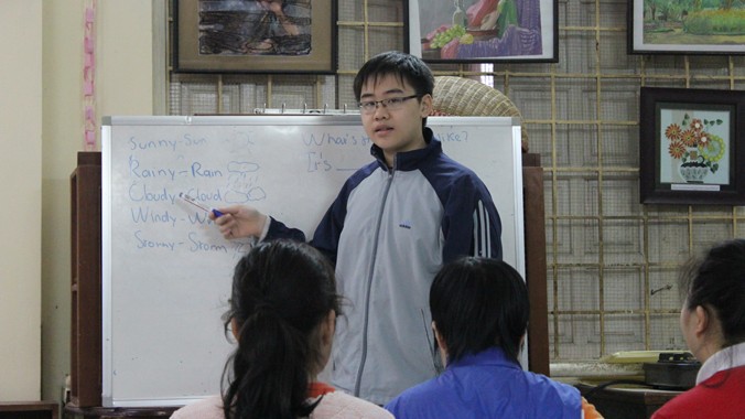 Thầy giáo nhí Trần Thiều Quang giảng dạy tiếng Anh cho các bạn nhỏ tại CLB Văn nghệ Trẻ em Khuyết tật.