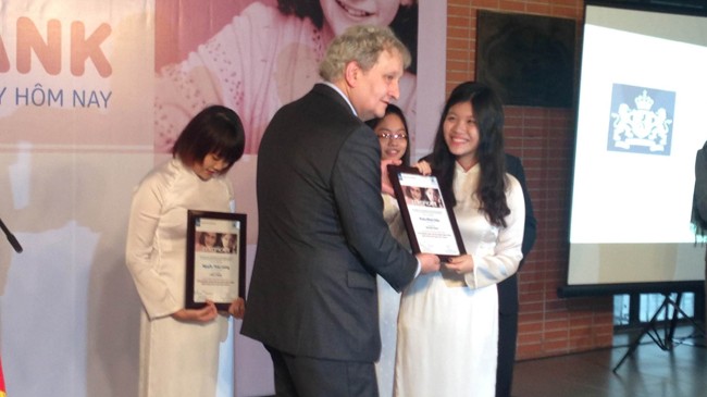 Thị trưởng Amsterdam tặng bằng khen cho học sinh Trường chuyên Hà Nội - Amsterdam.