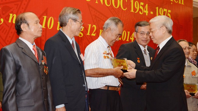 Tổng Bí thư Nguyễn Phú Trọng gặp mặt các đại biểu dự Hội nghị.