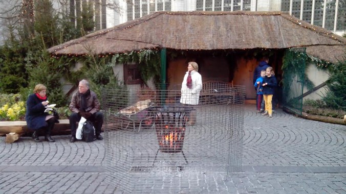 Lửa sưởi ấm thường được đốt lên ở quảng trường thành phố Leuven vào dịp Giáng sinh.