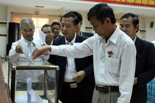 Các đại biểu HĐND tỉnh Quảng Nam tham gia bỏ phiếu tín nhiệm vào chiều qua 10/12. Ảnh: Vnexpress