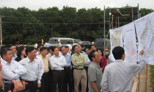 Đoàn công tác của Quốc hội khảo sát thực tế tại vị trí dự kiến thực hiện dự án sân bay Long Thành. Ảnh: Người lao động