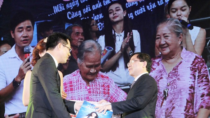 Ông Lê Xuân Sơn, Tổng biên tập báo Tiền Phong, tiếp nhận khoản kinh phí giúp đỡ người nghèo Tết Ất Mùi 2015 từ ông Ngô Quốc Cường (trái).
