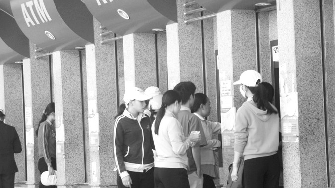 Công nhân rút tiền tại Khu chế xuất Tân Thuận (TPHCM). Ảnh: L.N.