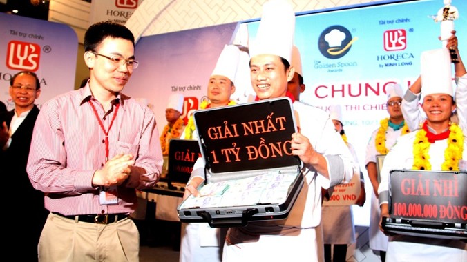 Ông Lý Huy Sáng- Phó Tổng giám đốc Công ty TNHH Minh Long 1 - Phó trưởng Ban tổ chức trao giải nhất cho đội đầu bếp Khách sạn Caravelle.