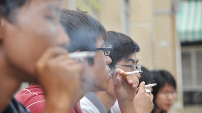 Các chuyên gia y tế nhận định số người hút thuốc lá tại Việt Nam đang ở mức đáng báo động. Ảnh: Hoàng Hải.