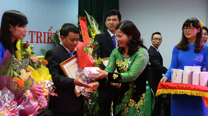 Dược sĩ Lê Thị Bình - TGĐ Công ty DP Tâm Bình thưởng Iphone 6 cho cán bộ nhân viên.