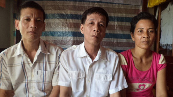 Ông Phạm Văn Lé (giữa) cùng vợ và em trai. Ảnh: Thạch Thanh.
