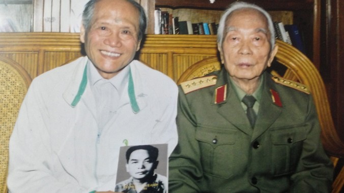 Trung tướng Hồng Cư và Đại tướng.