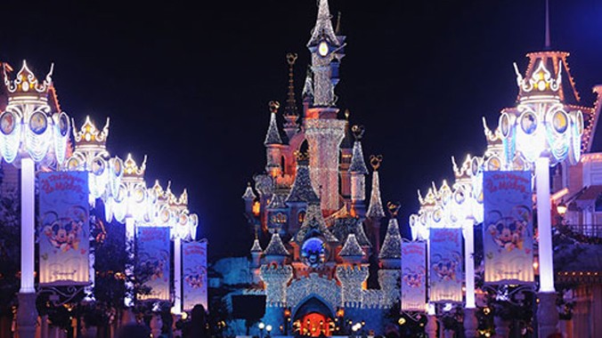 Khu vui chơi Disneyland tại thủ đô Paris của Pháp trông như một vương quốc cổ tích.
