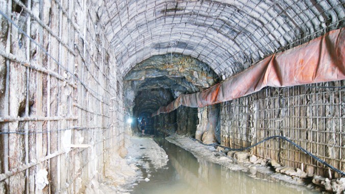 Hầm thủy điện Đạ Dâng từng phải thay nhiều đơn vị thi công vì địa chất yếu. Ảnh: L.H.V.