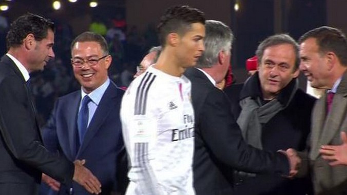 Ronaldo quên cả bắt tay Chủ tịch UEFA Michel Platini. Ảnh: insidespanishfootball.com.