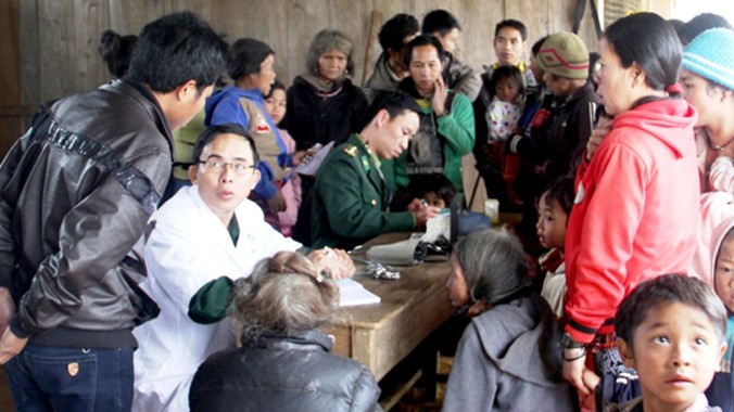 Bác sỹ Quân y Biên phòng Quảng Nam khám chữa miễn phí tại thôn Ch’noc.