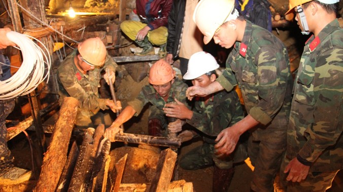 Lực lượng công binh đang xử lý sự cố trong hầm hẹp.