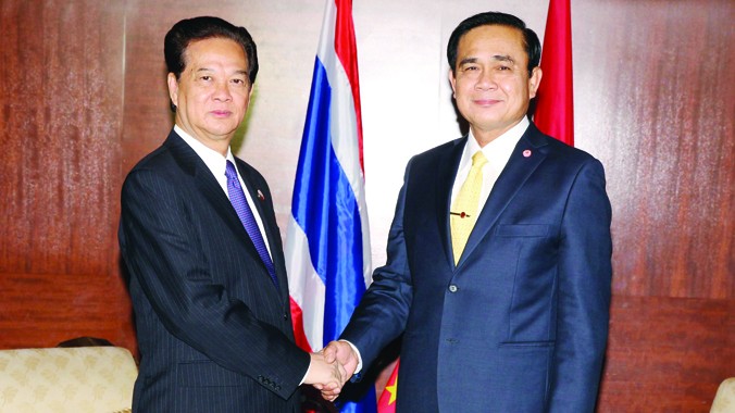 Bên lề Hội nghị Thượng đỉnh hợp tác tiểu vùng Mekong mở rộng lần thứ 5, ngày 20/12, Thủ tướng Nguyễn Tấn Dũng gặp Thủ tướng Thái Lan Prayut Chan-ocha. Ảnh: TTXVN.