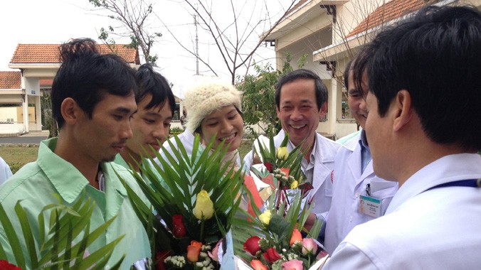 Bác sĩ tặng hoa cho các bệnh nhân.