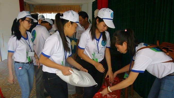 Các thành viên chuẩn bị quà tặng cho người dân Quảng Trị.
