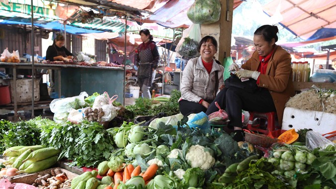 Nhiều nơi xuất hiện tình trạng người dân có rau để ăn riêng và rau để bán riêng. Ảnh: Bình Minh.