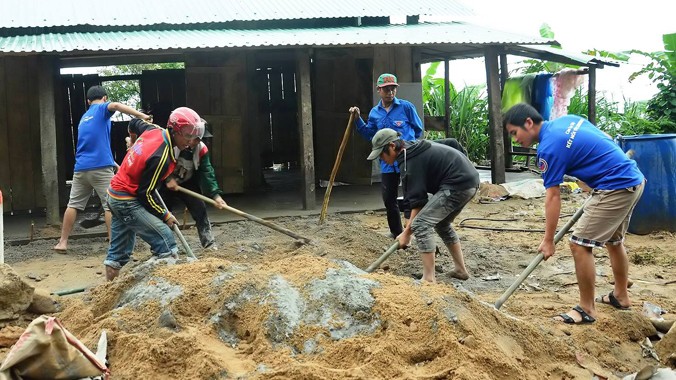 Các thành viên CLB đang sửa chữa xây dựng tại điểm trường thôn Măng Lưng.