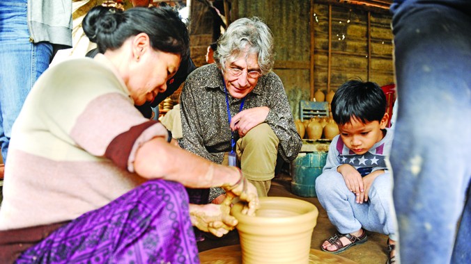 Nghệ sĩ Douwe Buwalda say mê với công đoạn làm gốm của nghệ nhân làng Thanh Hà.