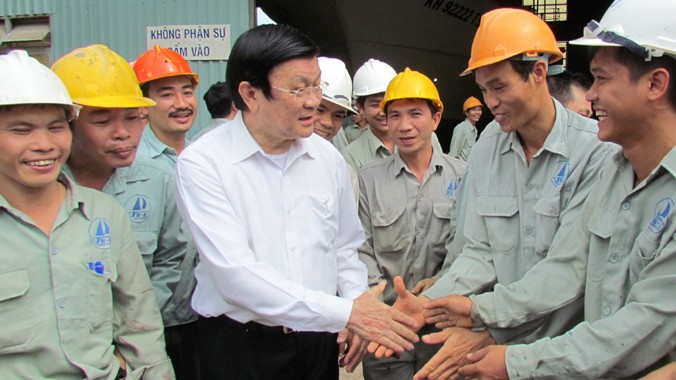 Chủ tịch Trương Tấn Sang vui vẻ bắt tay tạm biệt công nhân xưởng đóng tàu UNINSHIP.