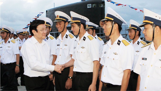 Chủ tịch nước Trương Tấn Sang thăm cán bộ, chiến sĩ Lữ đoàn 189 tàu ngầm. Ảnh: Nguyễn Khang.
