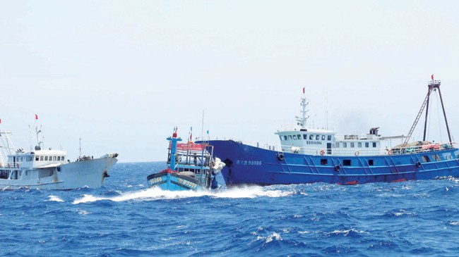 Tàu Trung Quốc truy đuổi tàu cá Việt Nam tại vùng biển Hoàng Sa.
