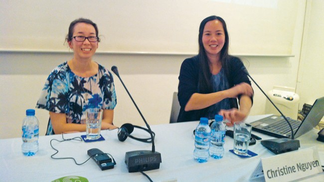 Christine Nguyễn (phải) và Kuniko Vroman tại buổi trò chuyện ở Viện Goethe, Hà Nội, 9/12/2014. Ảnh: H.T.