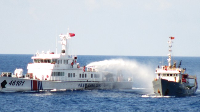 Tàu hải cảnh Trung Quốc xịt vòi rồng vào tàu Việt Nam trong vùng biển Việt Nam hồi tháng 5/2014. Nguồn: Cảnh sát biển Việt Nam.