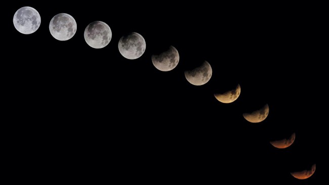 Một sự kết hợp của 10 hình ảnh cho thấy mặt trăng trong các giai đoạn khác nhau của nhật thực toàn phần xuất hiện ở đảo Canary của Tây Ban Nha.
