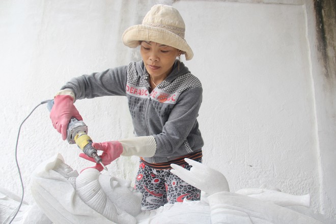 Chị Bình là người phụ nữ độc nhất ở làng đá Non Nước làm nghề tạc tượng.