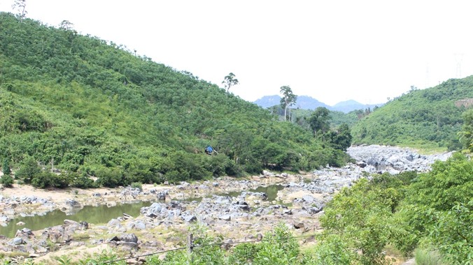 Đoạn sông Vu Gia phía sau đập thủy điện Đắk Mi 4 chảy qua huyện Nam Giang, tỉnh Quảng Nam trơ đáy vào mùa cạn 2014. Ảnh: Nguyễn Hoài.